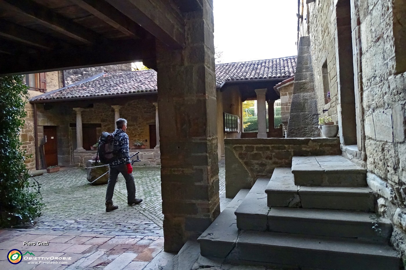 82 Abbazia S. Egidio di Fontanella, cortile.JPG -                                